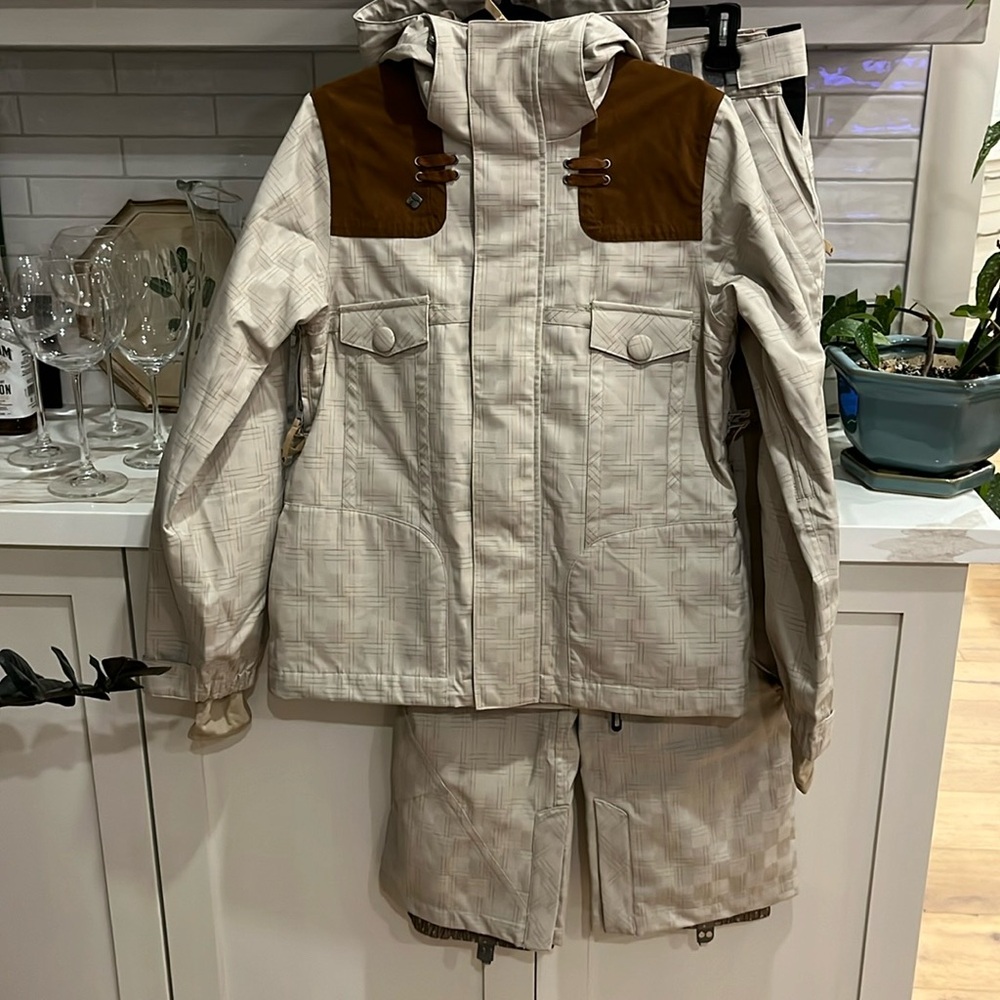 NWT ICON snowboarding suit light tan colour with faux leather details & venting